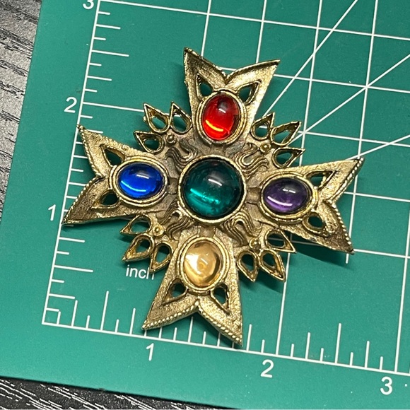 Vintage Mogul Gold Tone Maltese Cross Jewel Tone Lucite Cabochon Brooch Pin 2.5" - Picture 5 of 5